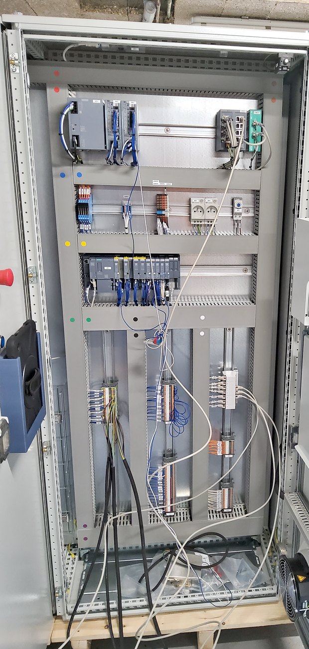 Cellule commande : automate S7-1500 et ses modules, commutateur Ethernet industriel, alimentations et borniers.