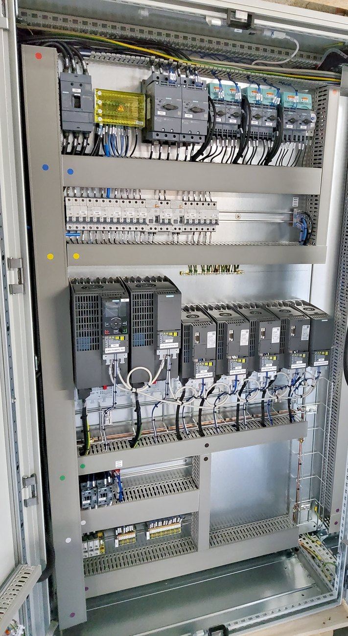 Cellule puissance : variateurs Siemens G120C repérés pompes et agitateurs, disjoncteurs moteur et protections.