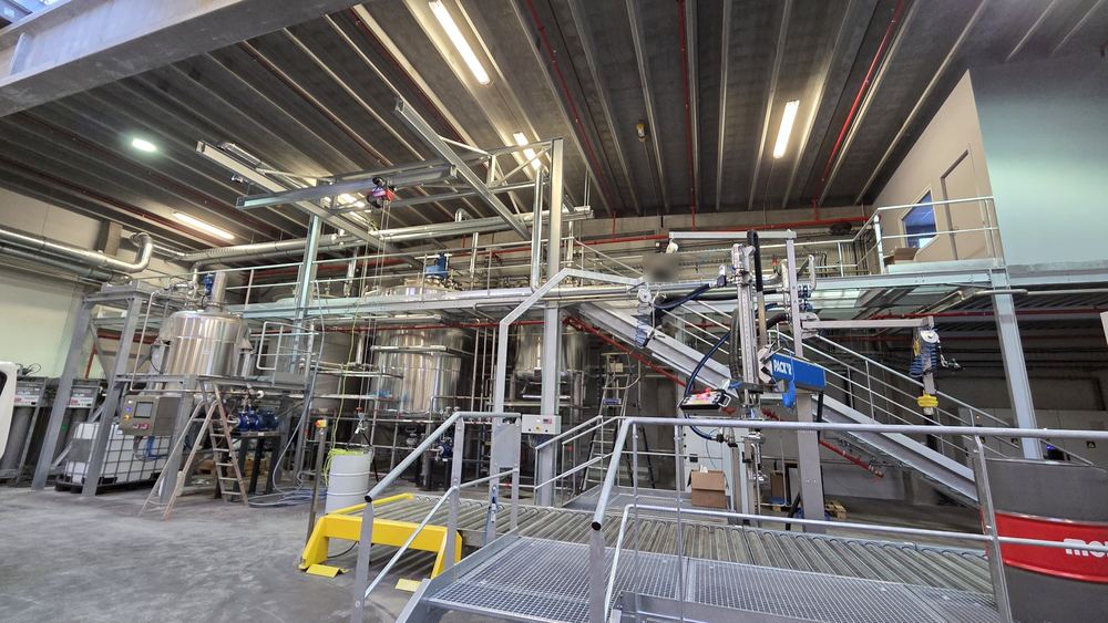 L'unité de production d'huile en fin de chantier, cuves et ligne de conditionnement